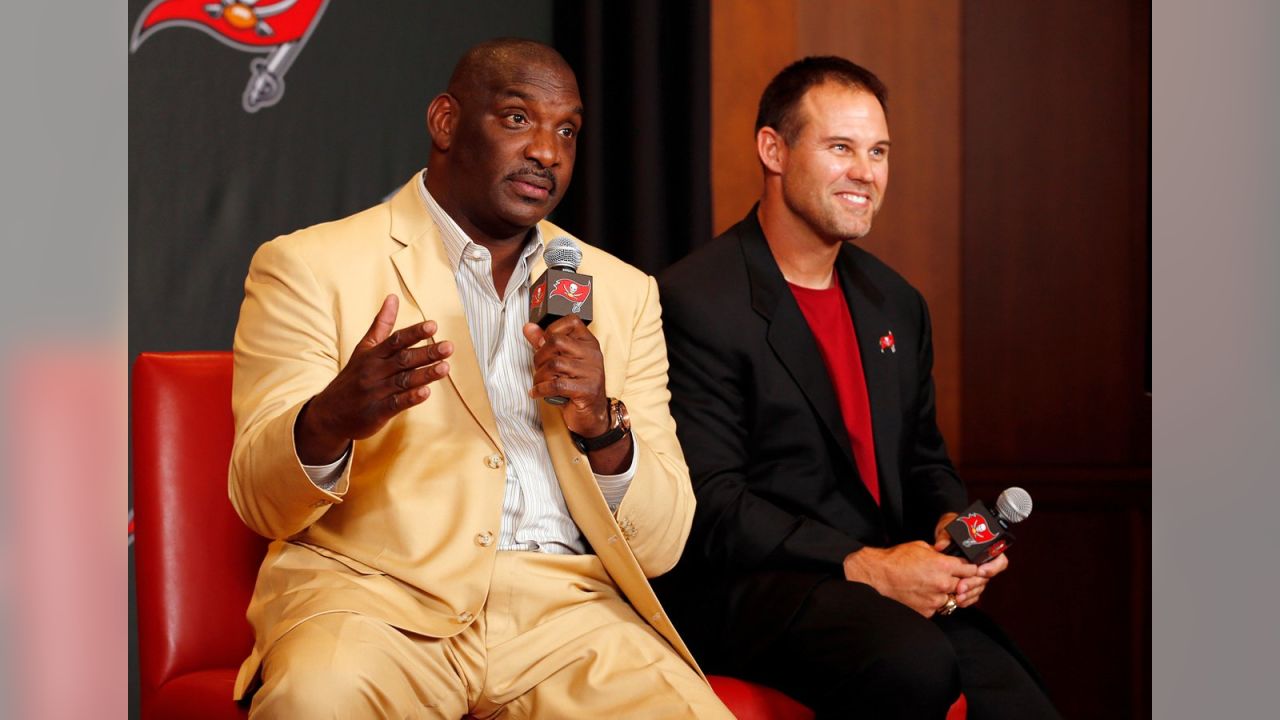 That time the Buccaneers misspelled Mike Alstott's name at his retirement  ceremony - Bucs Nation