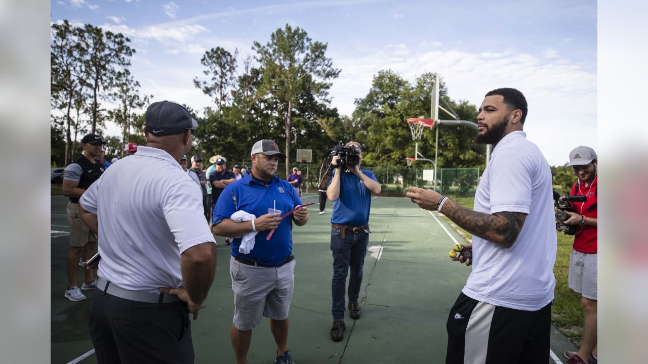 Mike Evans Family Foundation on X: Last night, we surprised 13 kids with  dinner, face painting, a tour of the @floridaaquarium, Halloween goodies  & costumes! The kiddos even got to trick or