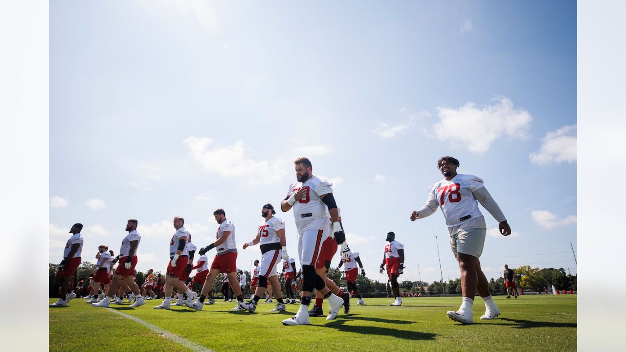 Tampa Bay Buccaneers Linebacker Charles Snowden goes thru a drill News  Photo - Getty Images