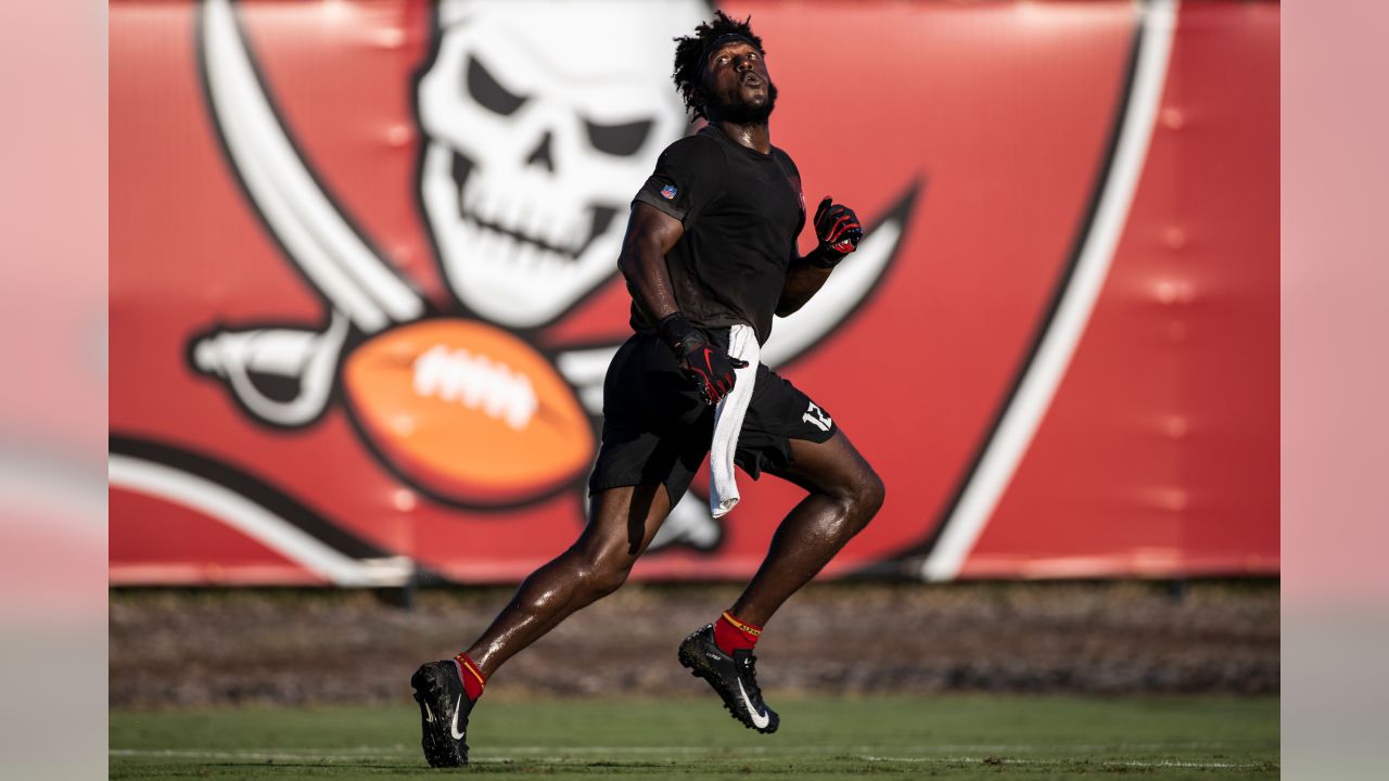 TAMPA, FL - AUGUST 06: Tampa Bay Buccaneers during the Tampa Bay Buccaneers  Training Camp on August 06, 2022 at the AdventHealth Training Center at One  Buccaneer Place in Tampa, Florida. (Photo