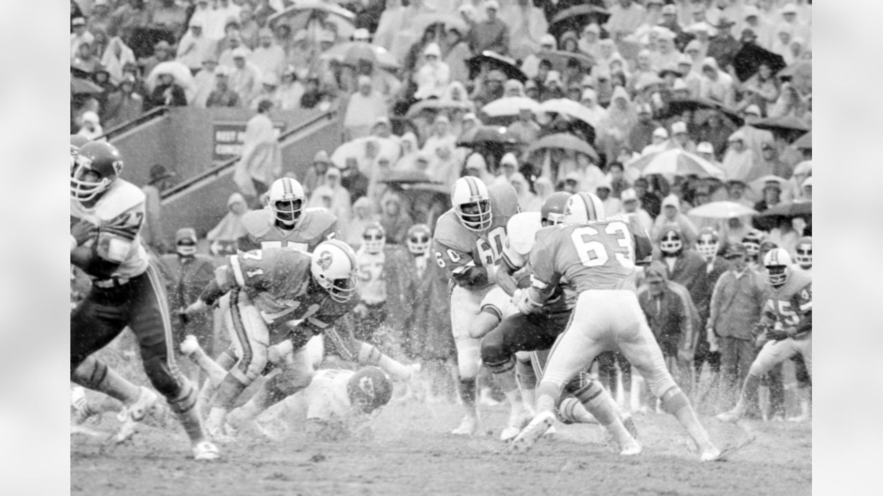 Tampa Bay Buccaneers fullback Mike Alstott carrying the ball during a  News Photo - Getty Images