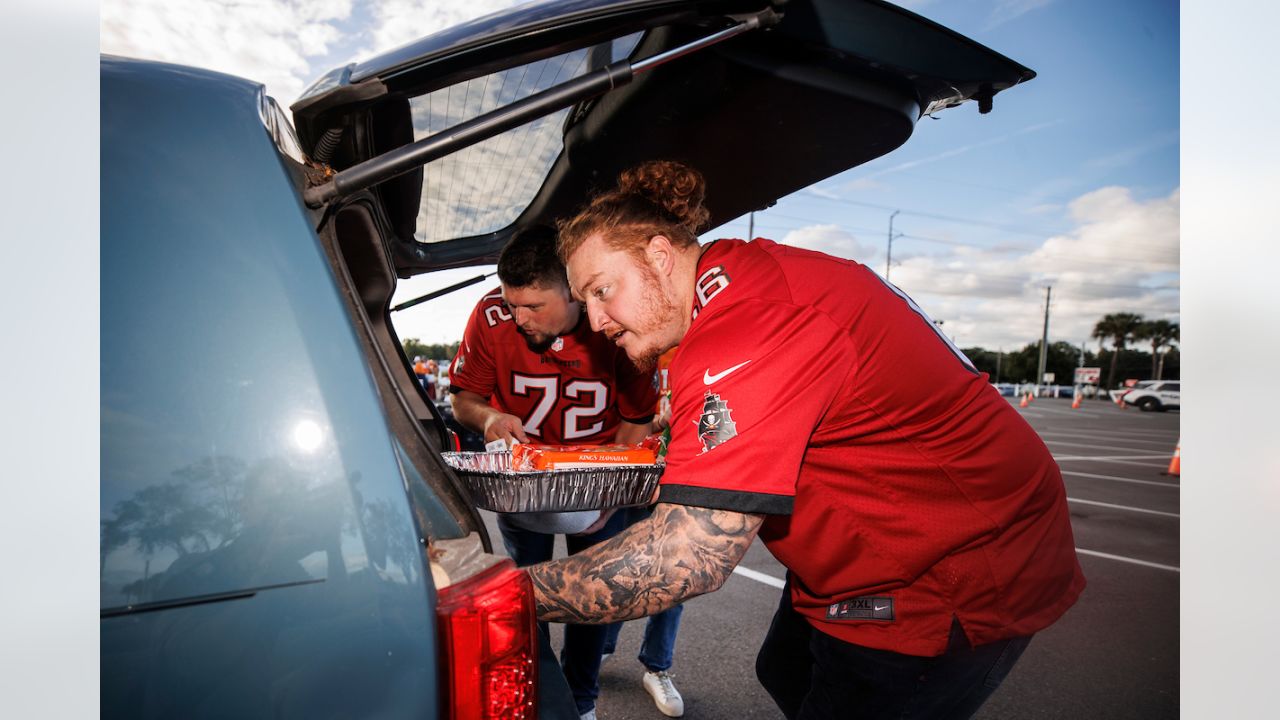 Bucs O-Line Hands Out Thanksgiving Meals to Families in Need