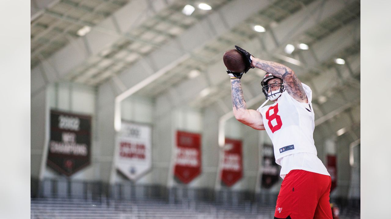 TAMPA, FL - AUG 02: Tampa Bay Buccaneers tight end Kyle Rudolph (8) runs  upfield during the Tampa Bay Buccaneers Training Camp on August 02, 2022 at  the AdventHealth Training Center at