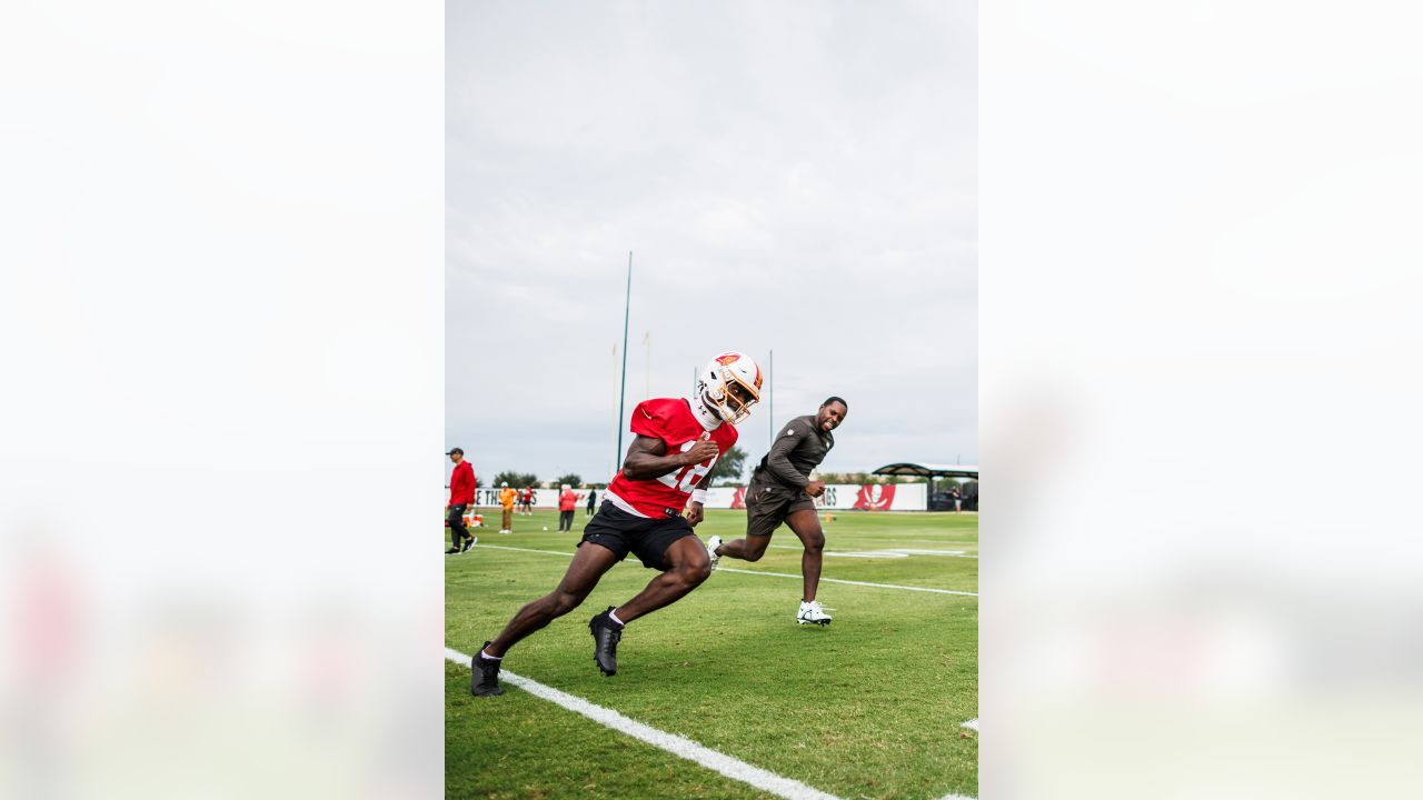 Tampa Bay Buccaneers linebacker Joe Tryon-Shoyinka (9) talks to Markees  Watts (58) and Jose Ramirez (