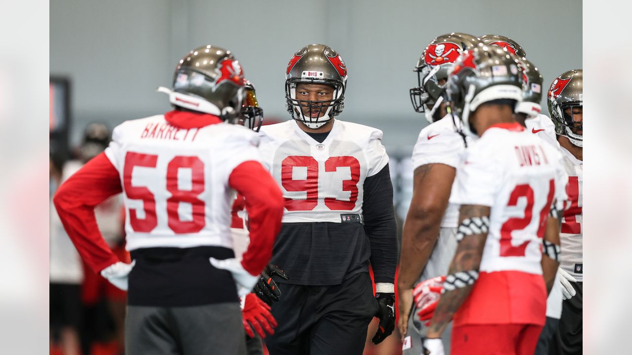 Tampa, Florida, USA. 8th Sep, 2019. Tampa Bay Buccaneers defensive tackle  Ndamukong Suh (93) on the sideline during the NFL game between the San  Francisco 49ers and the Tampa Bay Buccaneers held