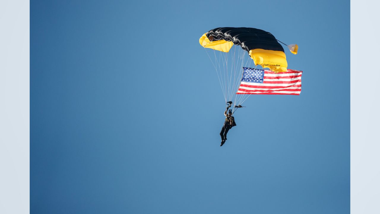 DVIDS - Images - NFL Tampa Bay Buccaneers Salute Service Members [Image 8  of 8]