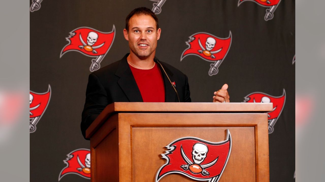 That time the Buccaneers misspelled Mike Alstott's name at his retirement  ceremony - Bucs Nation