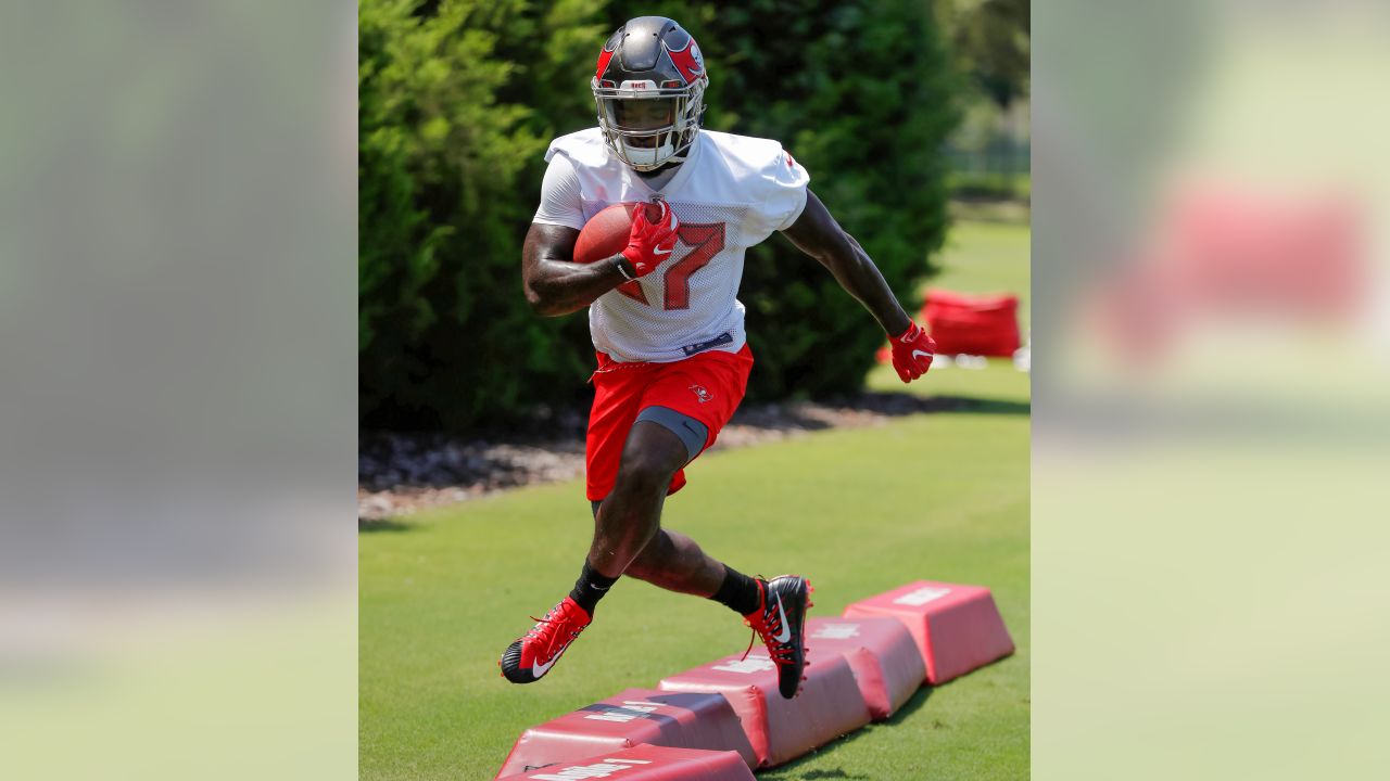 CAPTION CORRECTION ***..September 22, 2019: Tampa Bay Buccaneers running  back Ronald Jones (27) runs with the ball during the NFL game between the  New York Giants and the Tampa Bay Buccaneers held