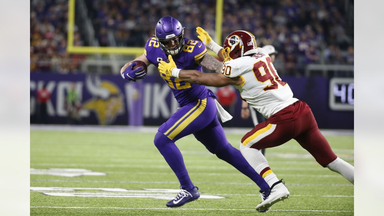 Minnesota Vikings' Kyle Rudolph (82) misses a catch in the end