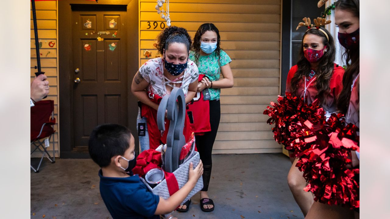 Buccaneers fans show appreciation for Mike Evans, foundation