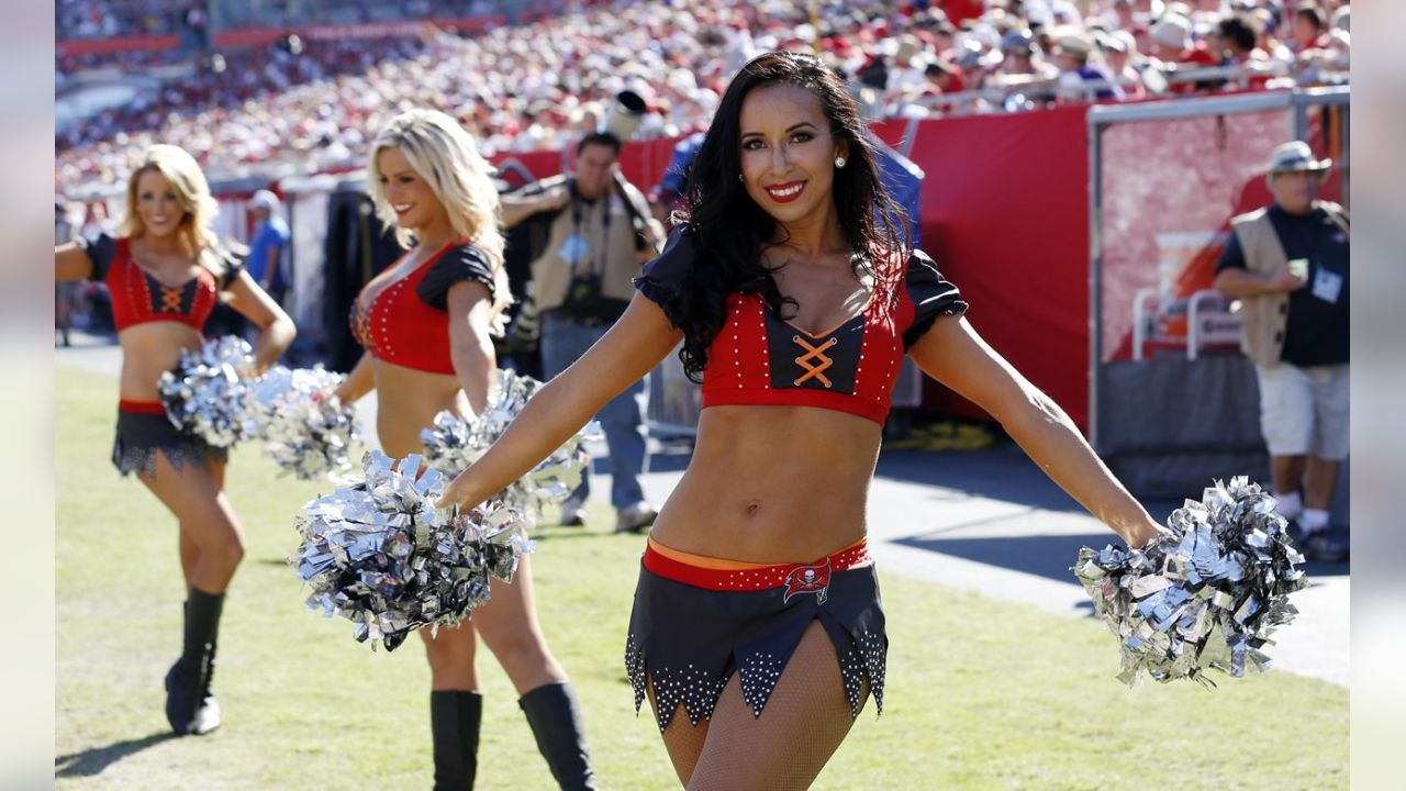 Tampa Bay Buccaneers cheerleaders get $825,000 in wage lawsuit