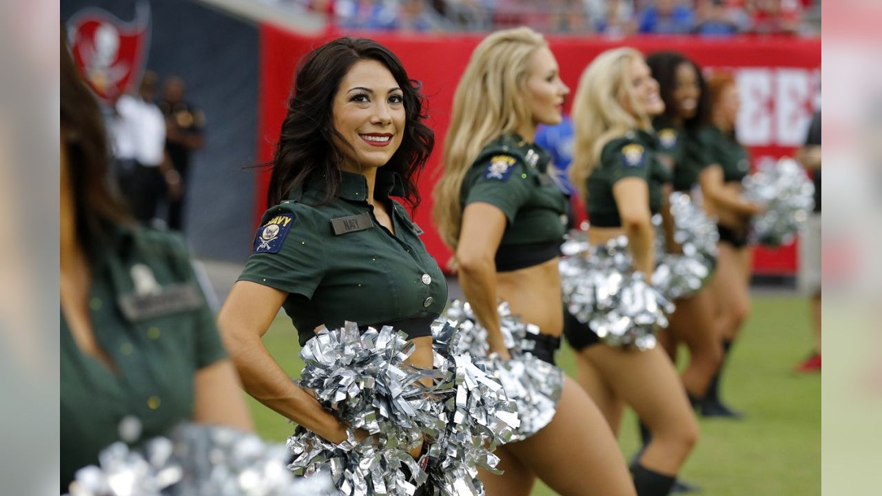 File:Tampa Bay Buccaneers Cheerleaders in 2015.jpg - Wikipedia