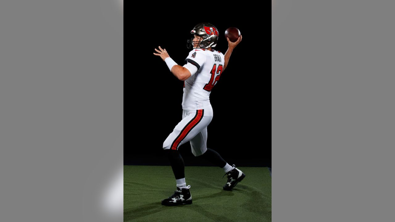 Tampa Bay Buccaneers Quarterback Tom Brady 8x10 Action Photo Picture In The  Dark Uniform