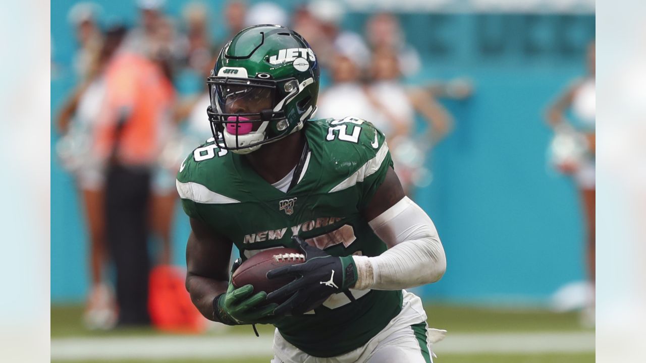 New York Jets running back Le'Veon Bell (26) runs the ball against