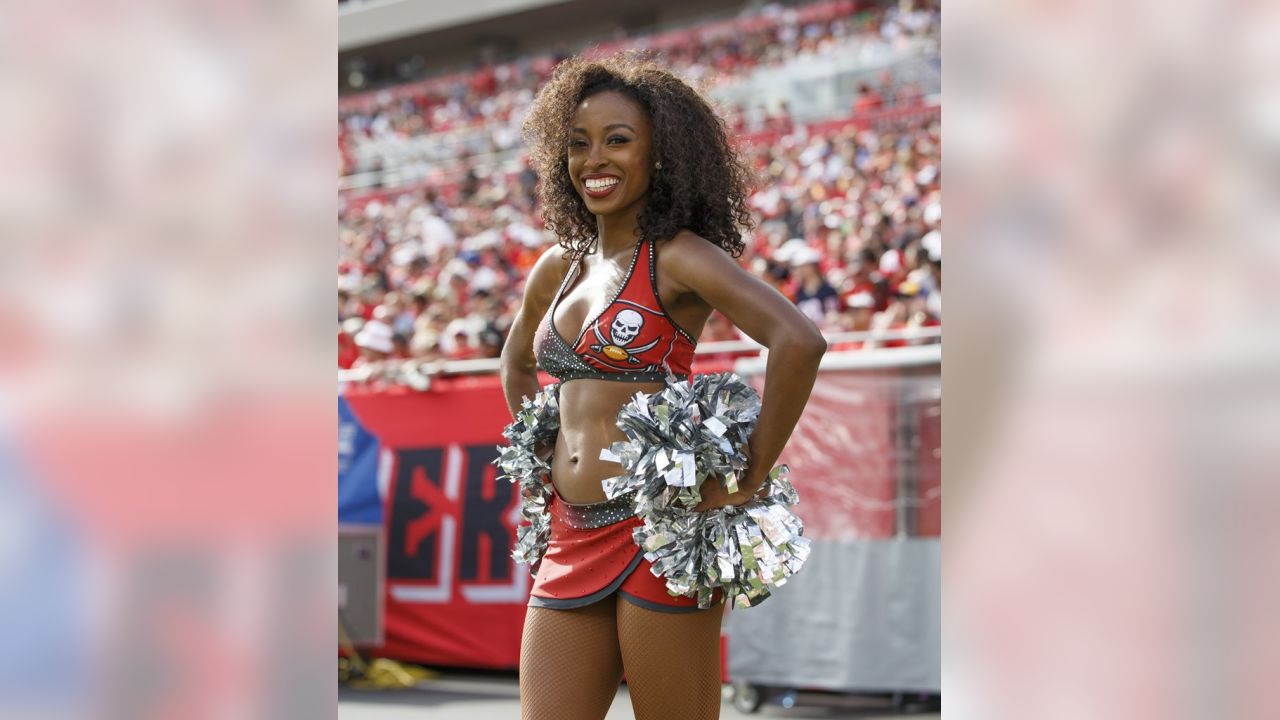 Photos: NFL cheerleaders & fans, Week 16