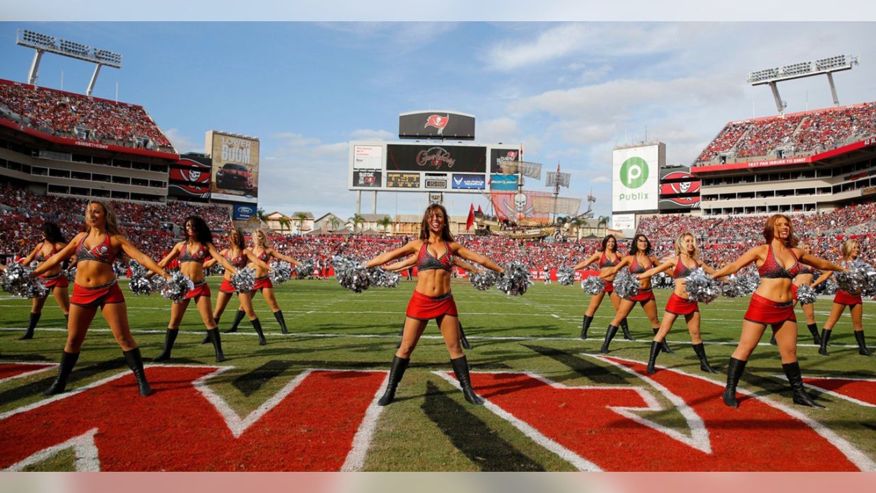 A Tampa Bay Buccaneers and NFC cheerleader performs during the Pro Bowl,  Sunday, Jan. 26, 2020, at Camping World Stadium in Orlando, Florida. (Photo  by IOS/ESPA-Images Stock Photo - Alamy