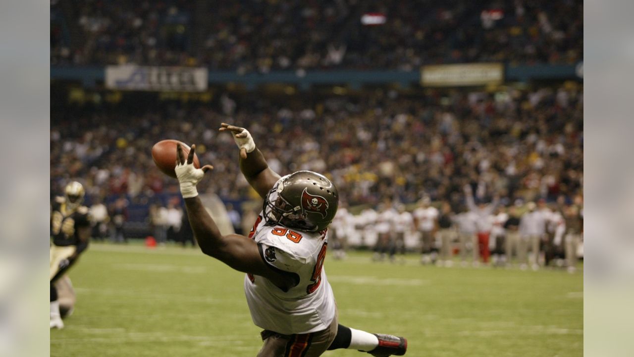 Tampa Bay Buccaneers Warren Sapp watches as his team beats the New Orleans  Saints, 14-7, December 7, 2003. (UPI Photo/A.J. Sisco Stock Photo - Alamy