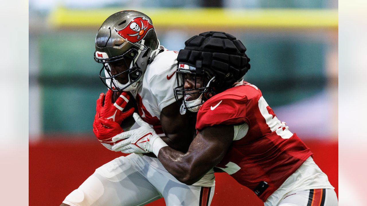 Tampa Bay Buccaneers linebacker Joe Tryon-Shoyinka (9) talks to Markees  Watts (58) and Jose Ramirez (