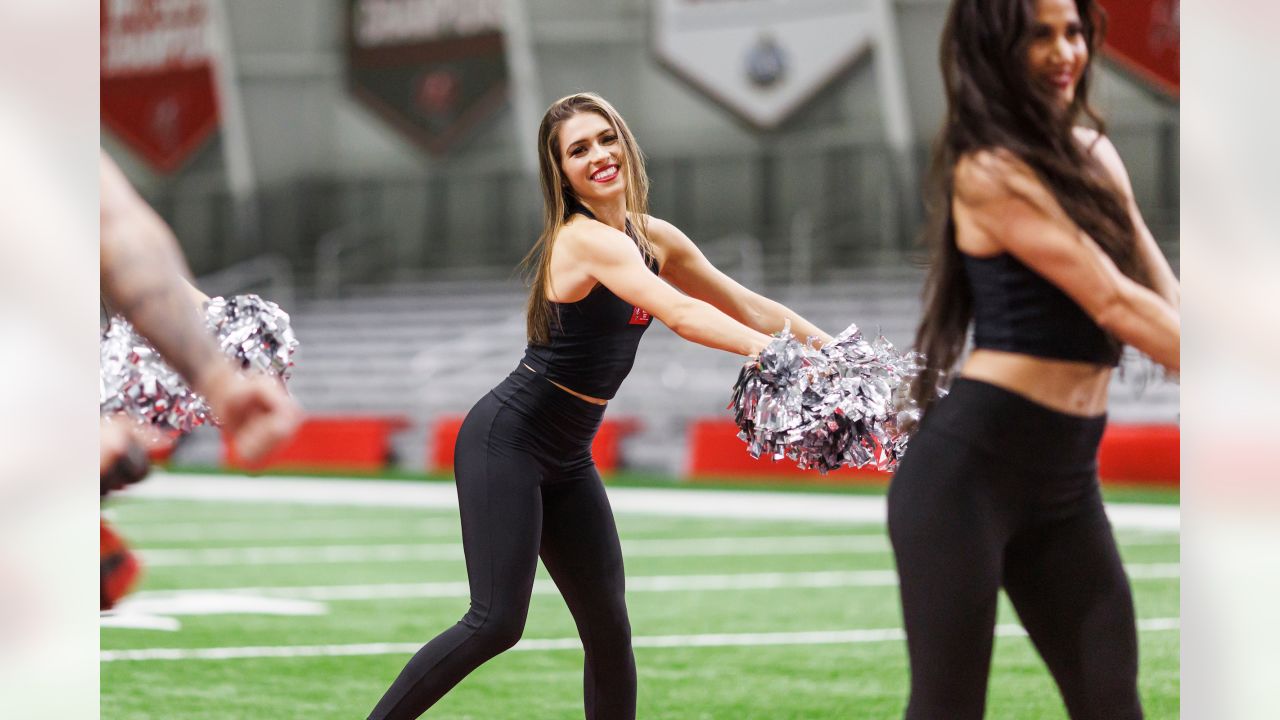 Bucs Cheerleaders - what's with the leggings? My wife wonders why the  leggings, they too hot in the Florida heat. : r/buccaneers