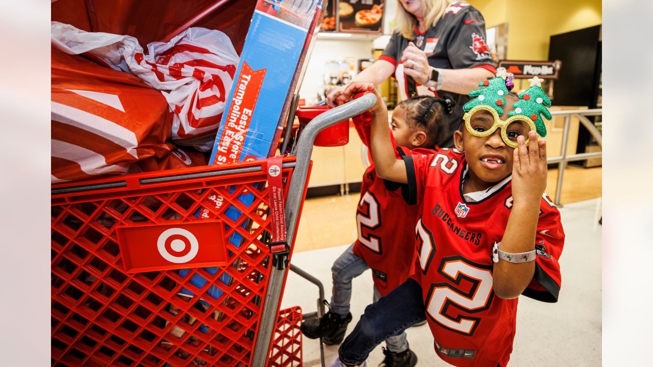 Bucs Offensive Line Lights Up Christmas Event Gallery