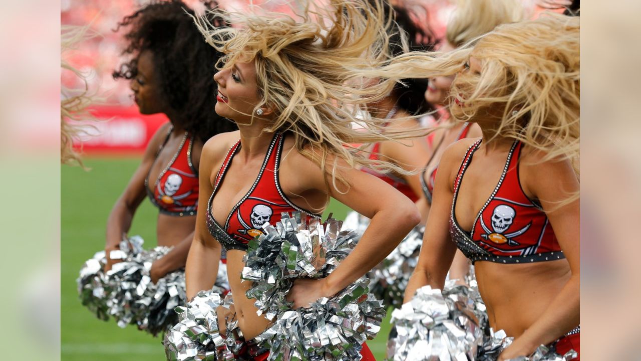 Photos: NFL cheerleaders & fans, Week 16