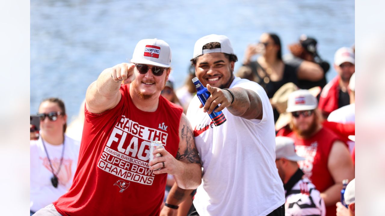 Buccaneers and fans party at Super Bowl boat parade in Tampa