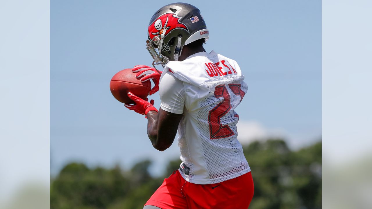 CAPTION CORRECTION ***..September 22, 2019: Tampa Bay Buccaneers running  back Ronald Jones (27) runs with the ball during the NFL game between the  New York Giants and the Tampa Bay Buccaneers held