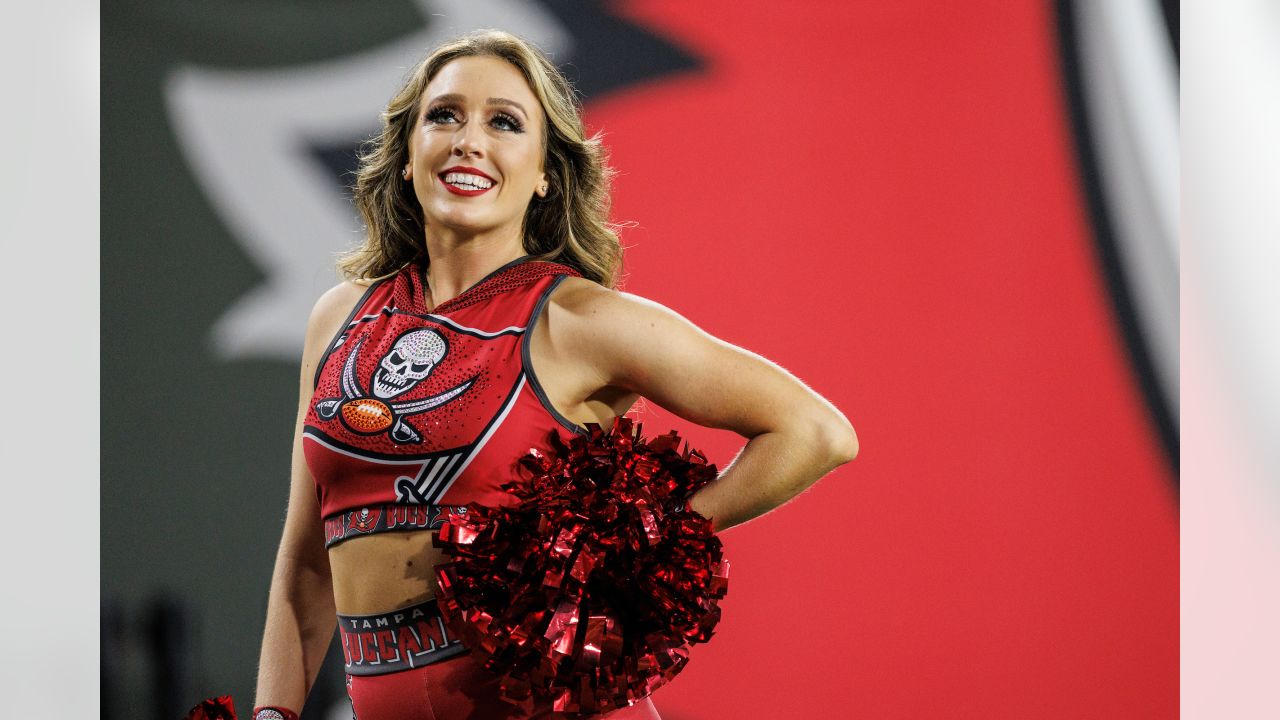 Download Tampa Bay Buccaneers Cheerleader Wallpaper