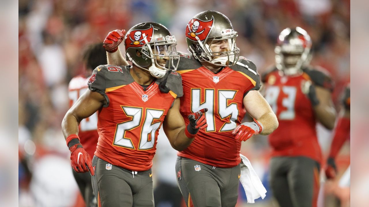 Bucs re-sign S Chris Conte, add CB Josh Robinson