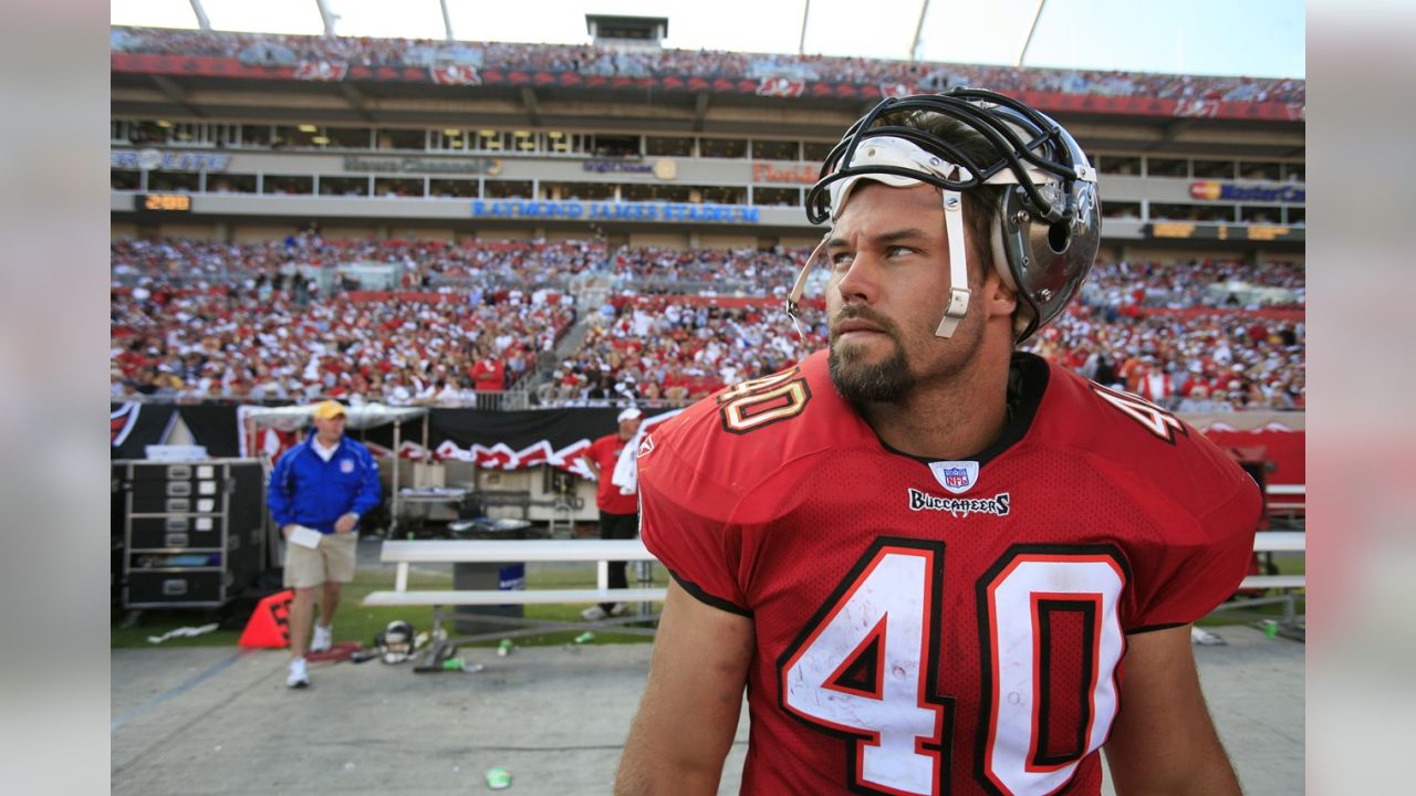 Tampa Bay Buccaneers' fullback Mike Alstott (40) walks off of the field  after the Buccaneers beat