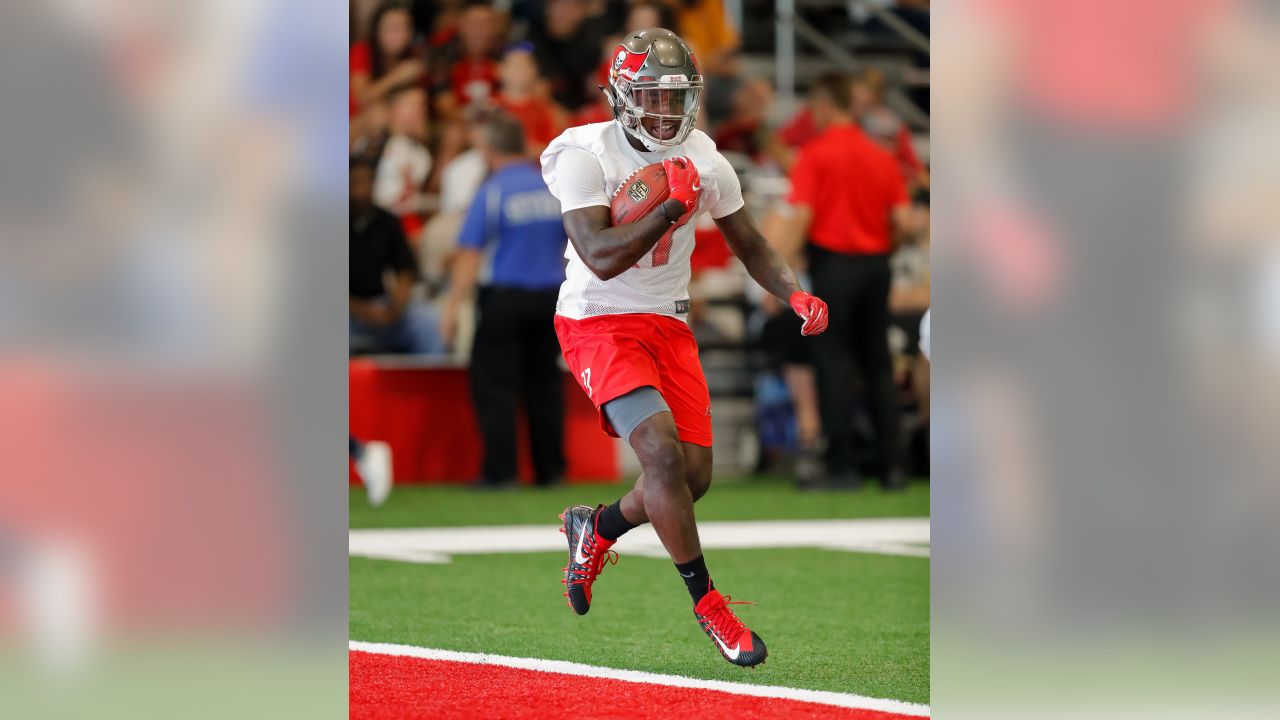 CAPTION CORRECTION ***..September 22, 2019: Tampa Bay Buccaneers running  back Ronald Jones (27) runs with the ball during the NFL game between the  New York Giants and the Tampa Bay Buccaneers held