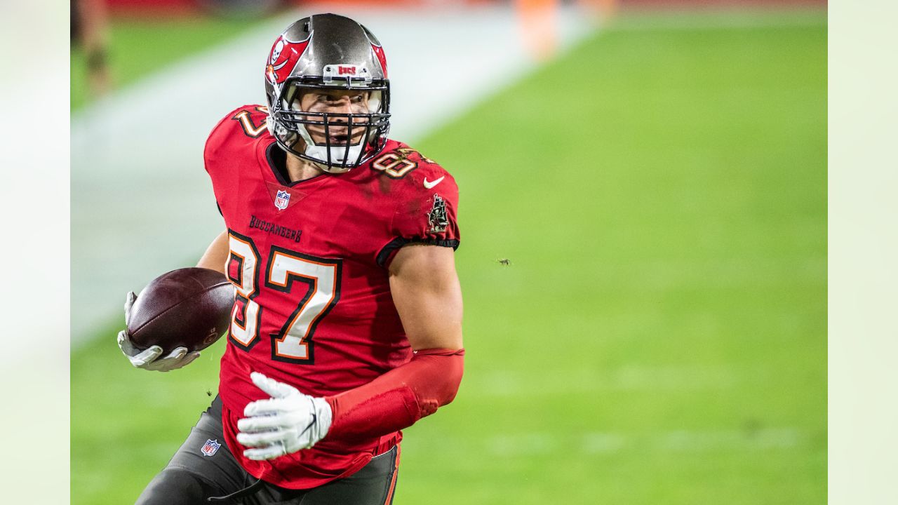 Ex-Arizona star Rob Gronkowski re-signs with Buccaneers, per