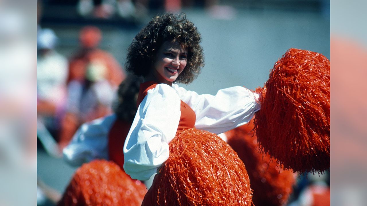 Tampa Bay Buccaneers. 2009. Old jersey from 1976 to 1996  Nfl football  players, Football cheerleaders, Tampa bay buccaneers