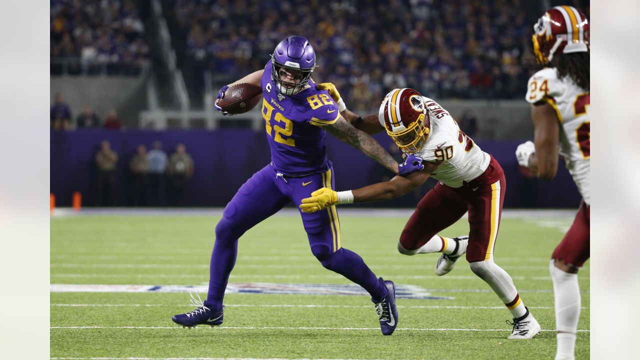 Washington Redskins linebacker Montez Sweat (90) rushes in against