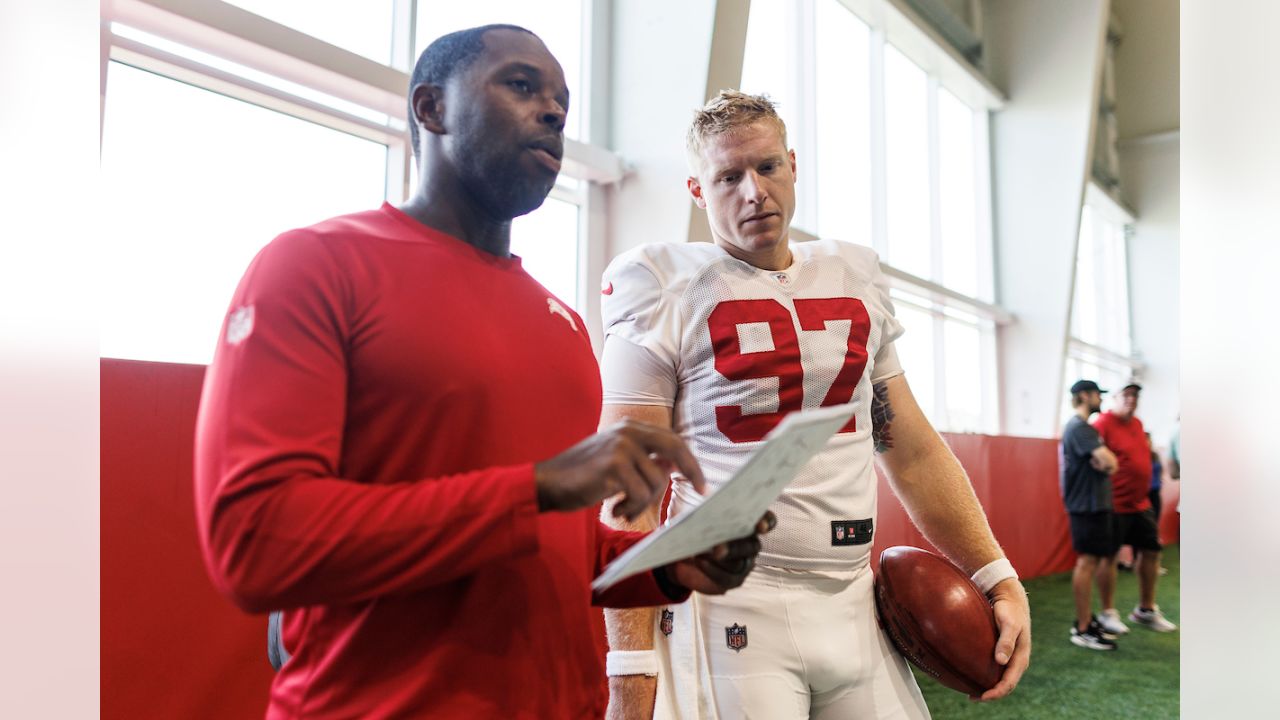 IN PHOTOS: Multiple Tampa Bay Lightning stars attend Buccaneers practice