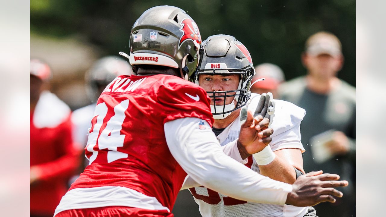 Tampa Bay Buccaneers QB Tom Brady Returns to Practice Field, Bucs