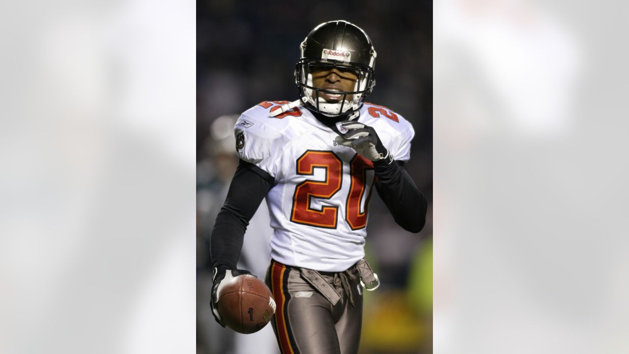 Ronde Barber poses with his bronze bust during the 2023 Pro Football  News Photo - Getty Images