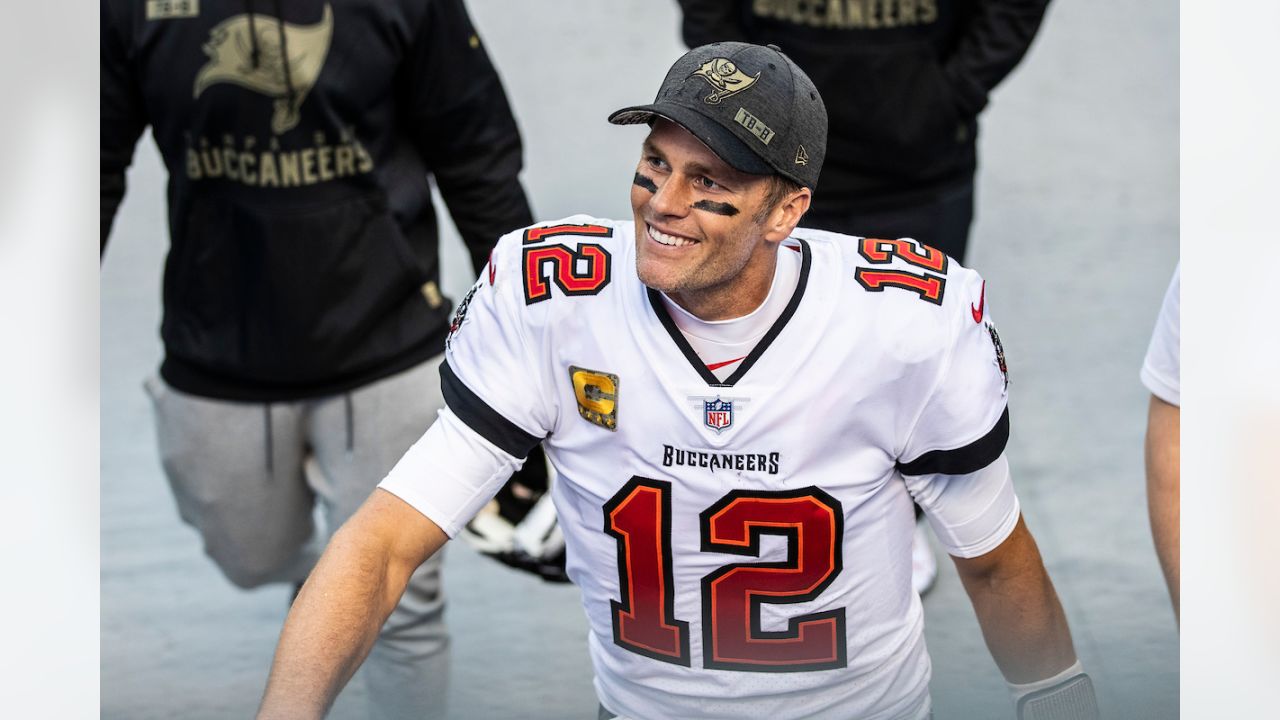 Brady signs extension, frees cap space for Bucs - The Sumter Item