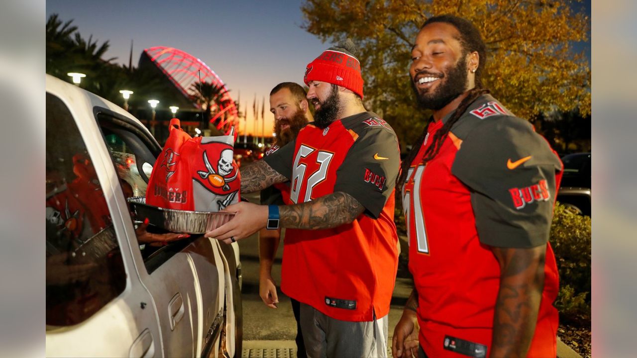 Bucs O-Line Hands Out Thanksgiving Meals to Families in Need