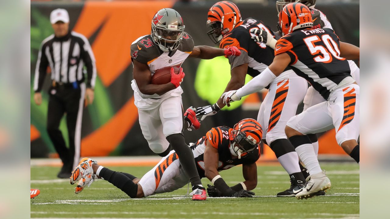 Tampa, Florida, USA. 16th Sep, 2018. Tampa Bay Buccaneers quarterback Ryan  Fitzpatrick (14) first play of the game, throws a pass to Tampa Bay  Buccaneers wide receiver DeSean Jackson (11) for a