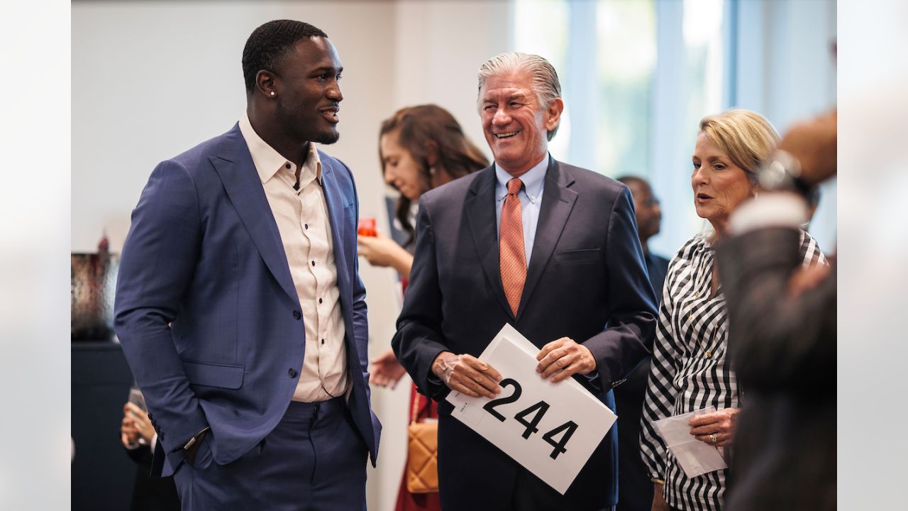 Daily Sports Smile: Tampa Bay Buccaneers LB Devin White provides Christmas  gifts for local foster kids