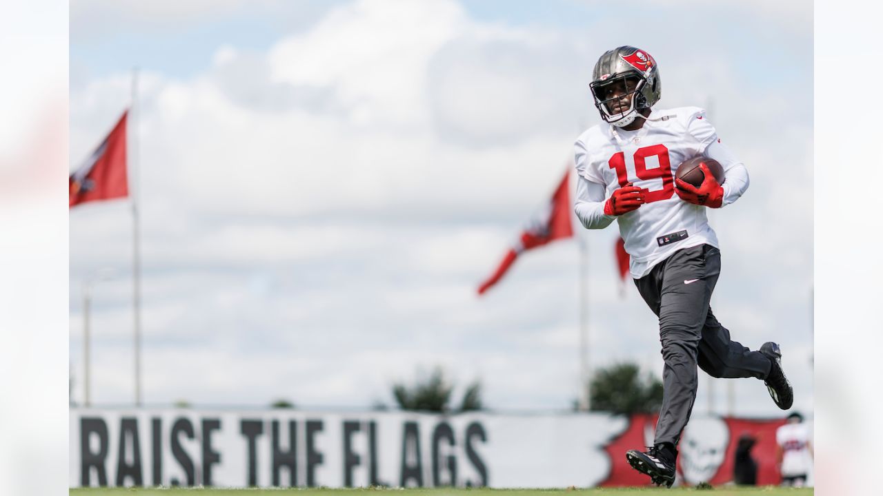 Tampa Bay Buccaneers Mike Evans Raise The Flag For Fans