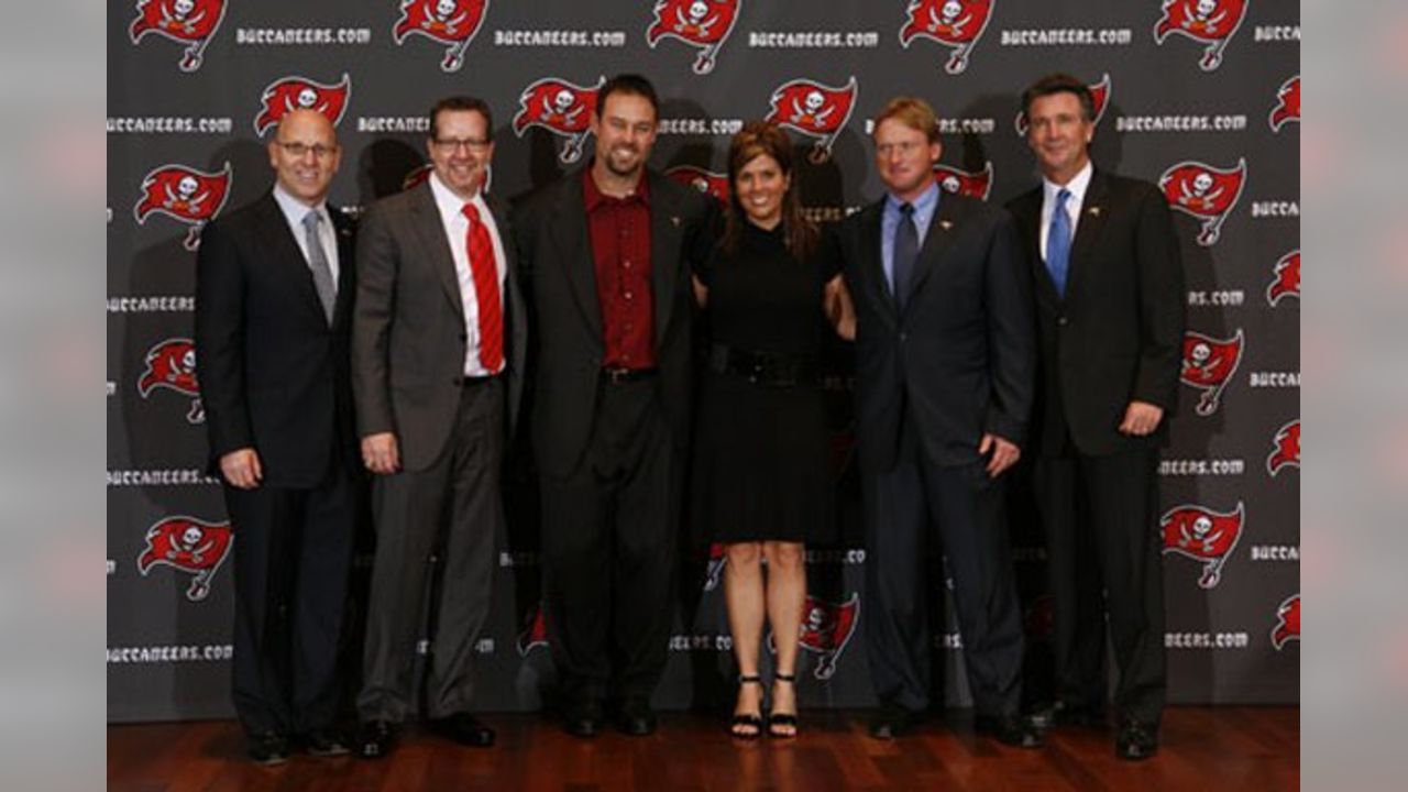 That time the Buccaneers misspelled Mike Alstott's name at his retirement  ceremony - Bucs Nation