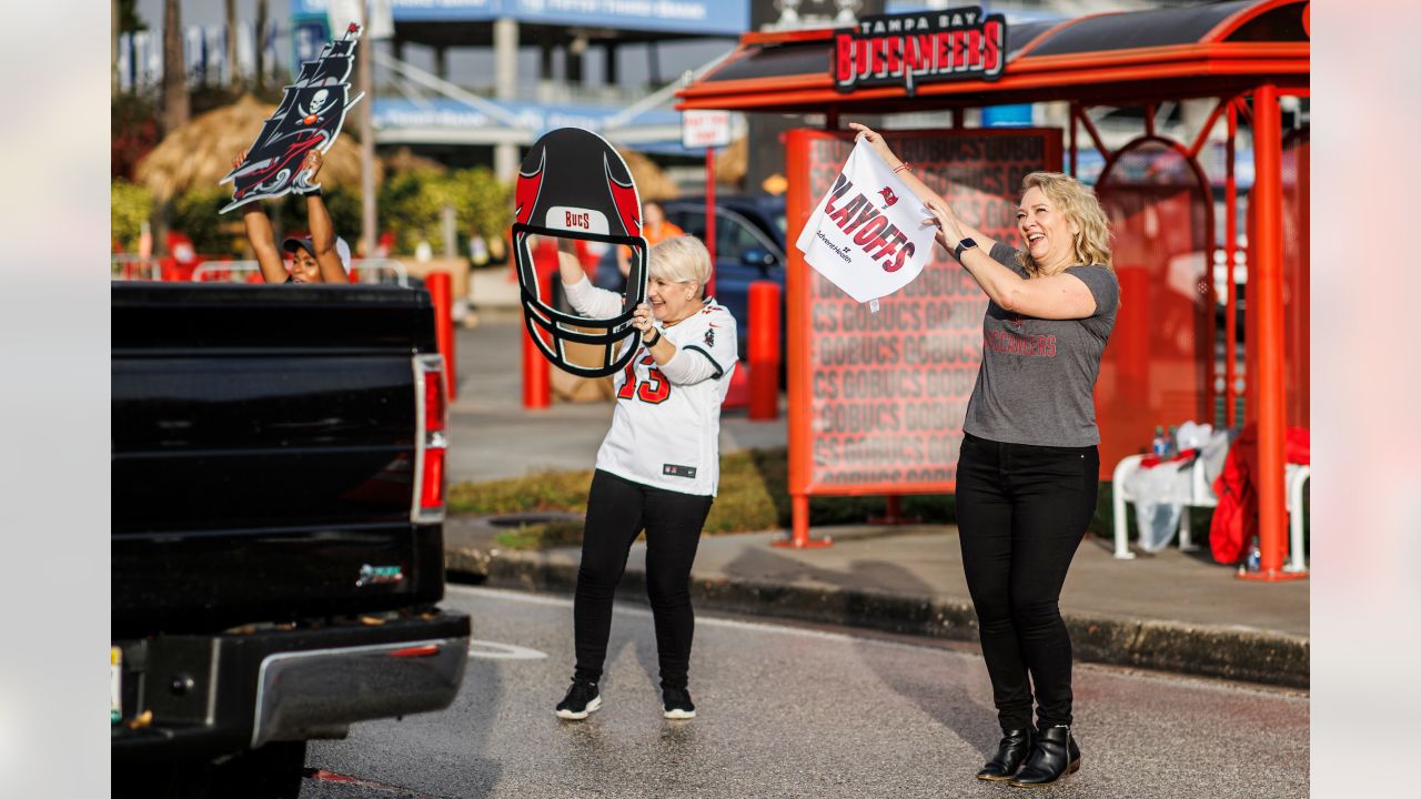 Bucs to hand out free playoff swag to fans in Friday morning drive-thru