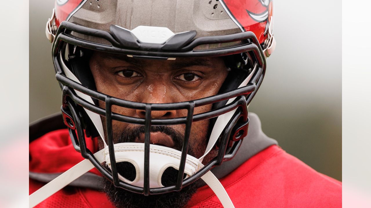 Buccaneers QB Tom Brady Looks Menacing In New Tinted Helmet Visor (PICS)