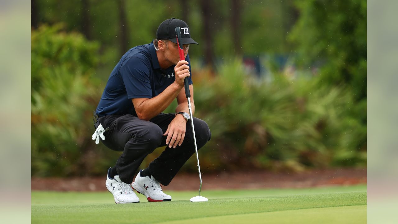 Tom Brady sinks epic fairway shot in The Match vs. Tiger Woods, Manning