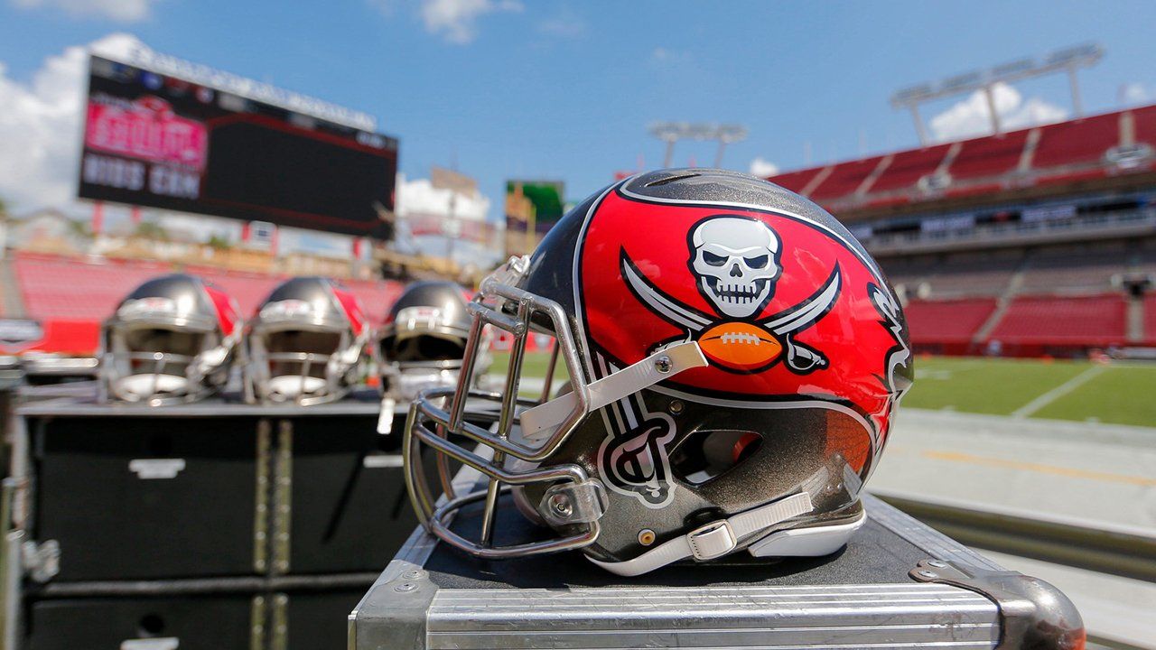 Tampa Bay Buccaneers vs. Los Angeles Rams. Fans support on NFL Game.  Silhouette of supporters, big screen with two rivals in background Stock  Photo - Alamy