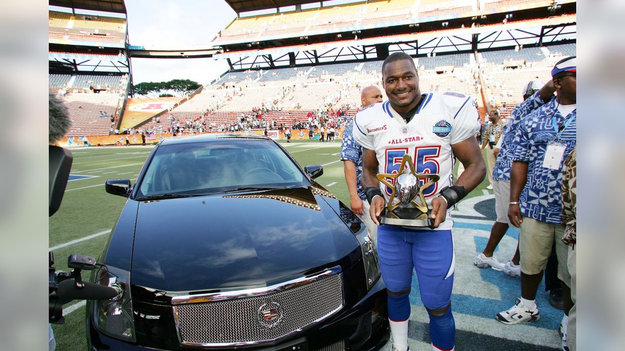 Circa 2000's: Derrick Brooks of the Tampa Bay Buccaneers during the  Pro-Bowl week in Honolulu, Hawaii. (Icon Sportswire via AP Images Stock  Photo - Alamy