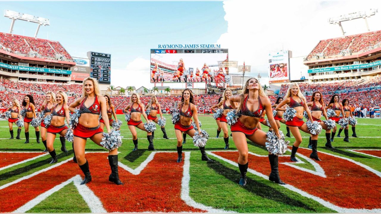 A Tampa Bay Buccaneers and NFC cheerleader performs during the Pro Bowl,  Sunday, Jan. 26, 2020, at Camping World Stadium in Orlando, Florida. (Photo  by IOS/ESPA-Images Stock Photo - Alamy