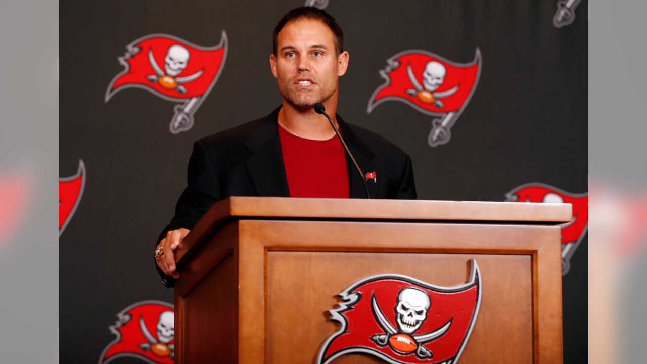 That time the Buccaneers misspelled Mike Alstott's name at his retirement  ceremony - Bucs Nation